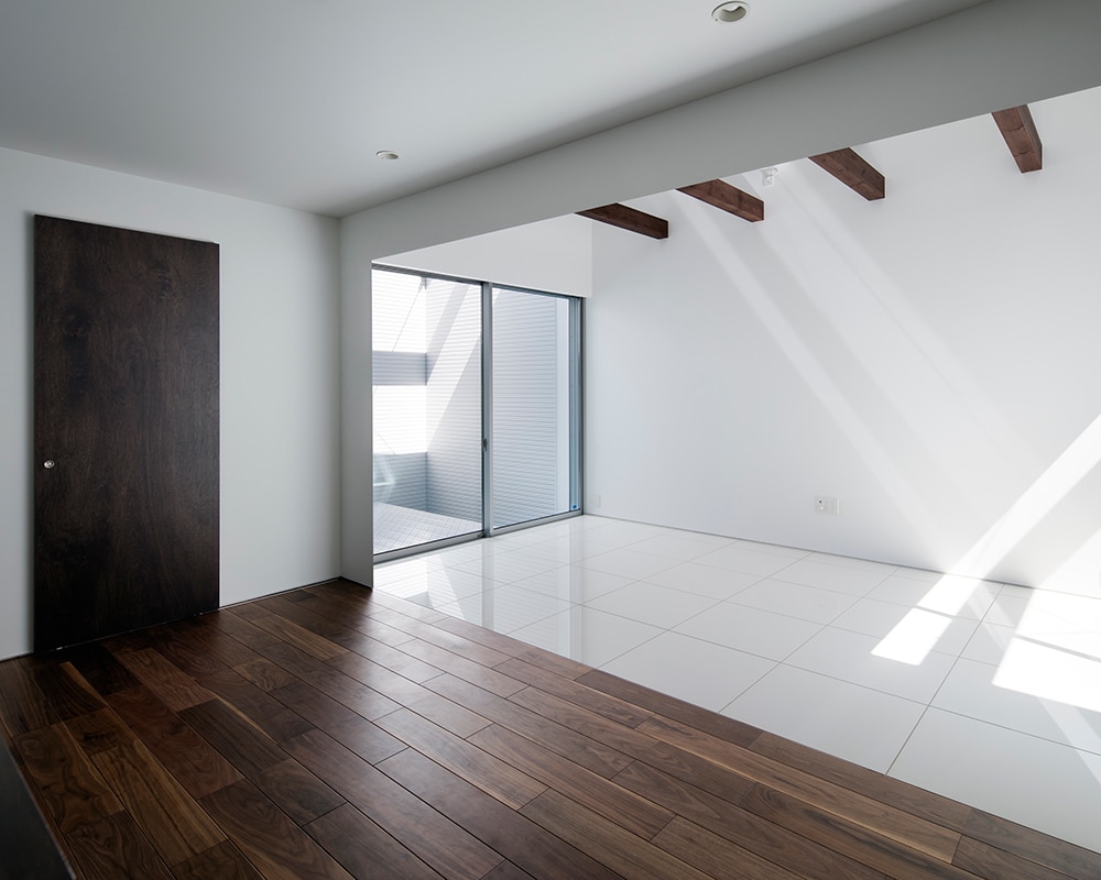 床の素材を変えメリハリの利いたリビングダイニング