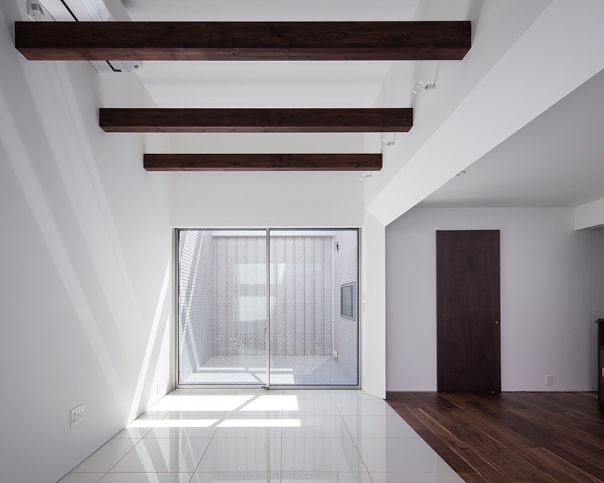 床の素材を変えメリハリの利いたリビングダイニング