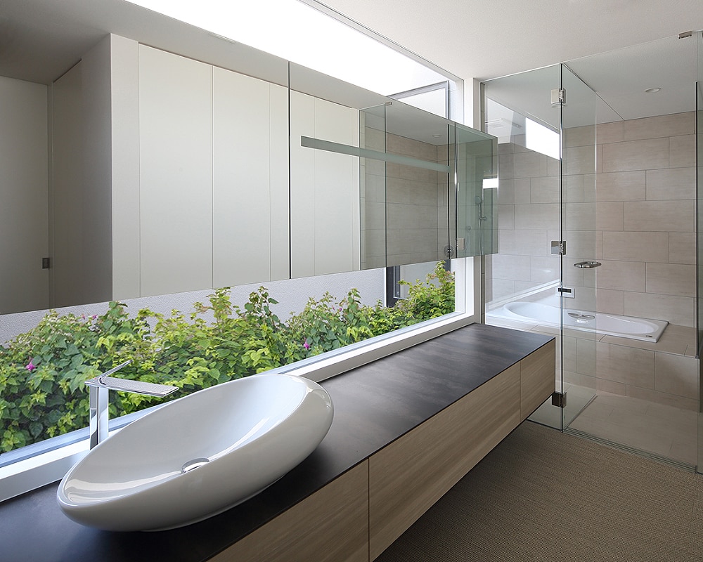 自然を味わえるガラス張りの洗面スペース