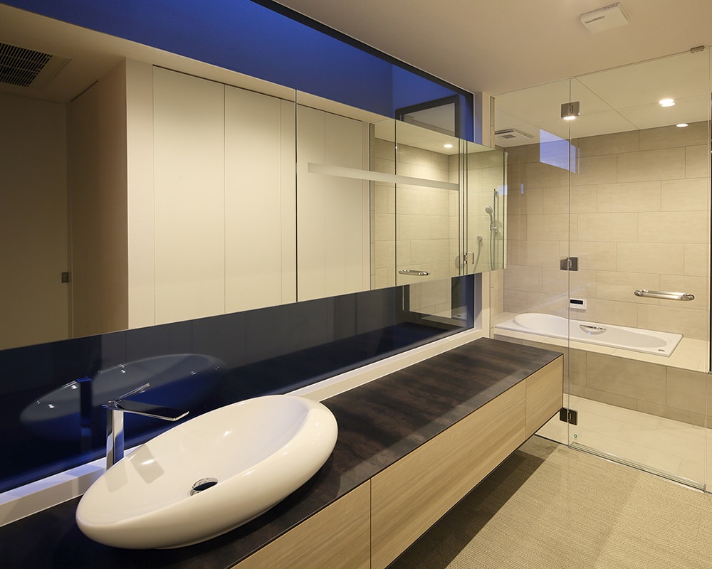 自然を味わえるガラス張りの洗面スペース