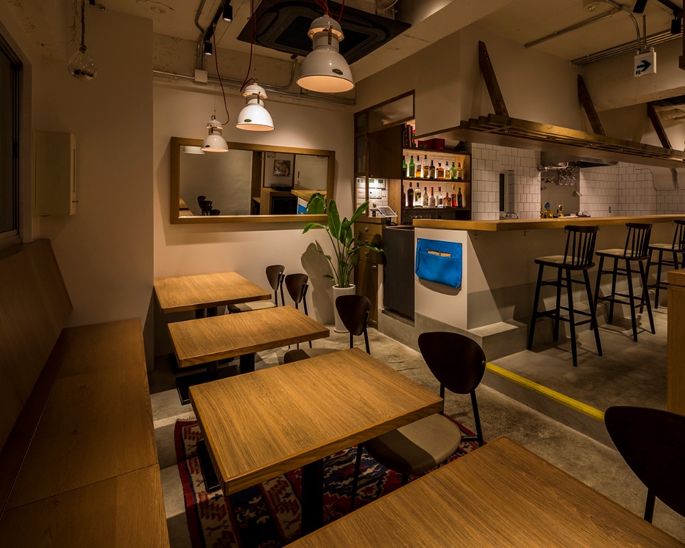 アットホームな雰囲気を感じられるバーの店内