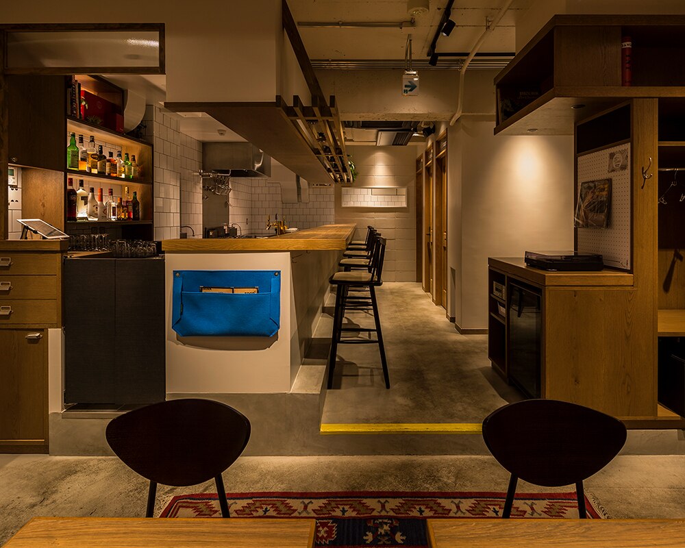 アットホームな雰囲気を感じられるバーの店内