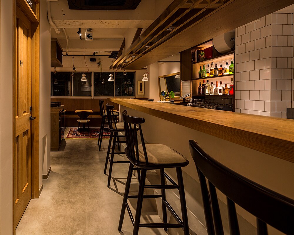 アットホームな雰囲気を感じられるバーの店内