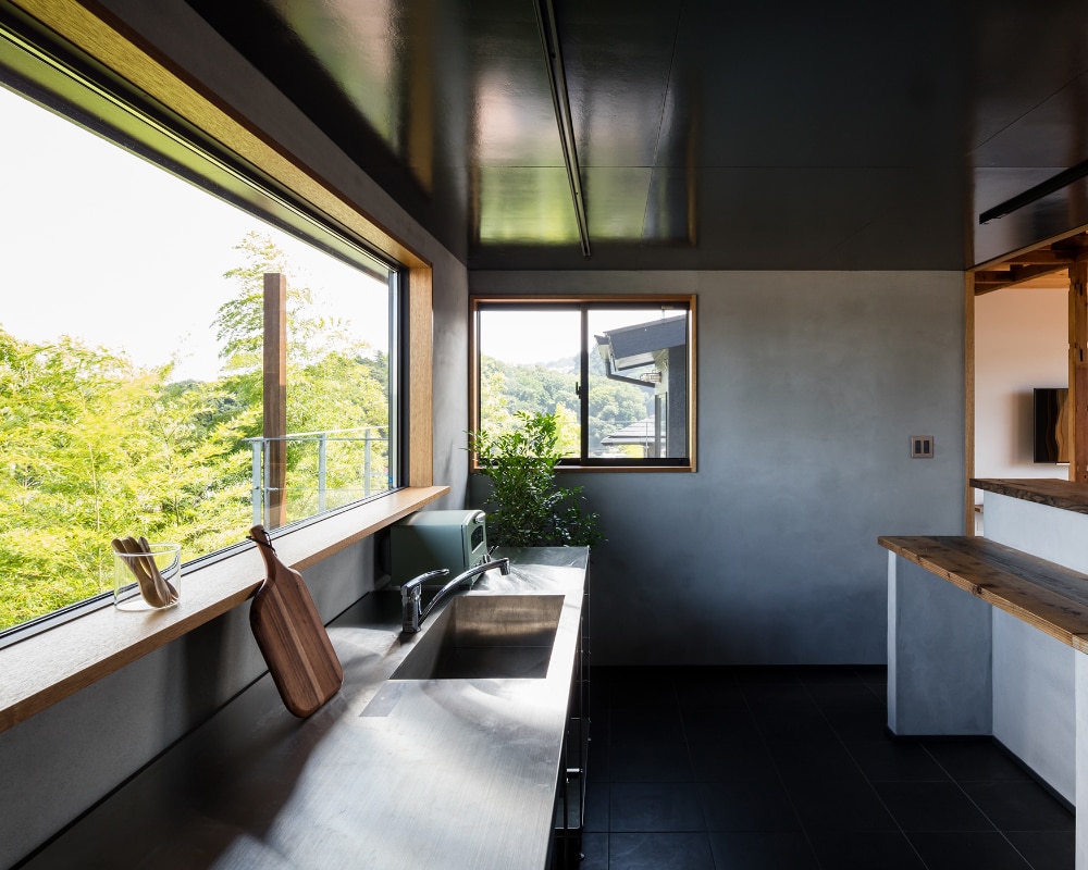 最も眺望の良い場所をキッチンにした築42年の住宅リノベーション