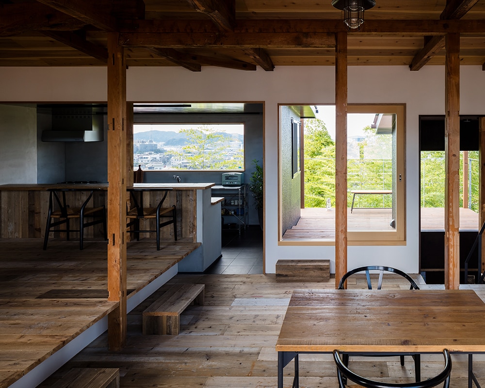 最も眺望の良い場所をキッチンにした築42年の住宅リノベーション