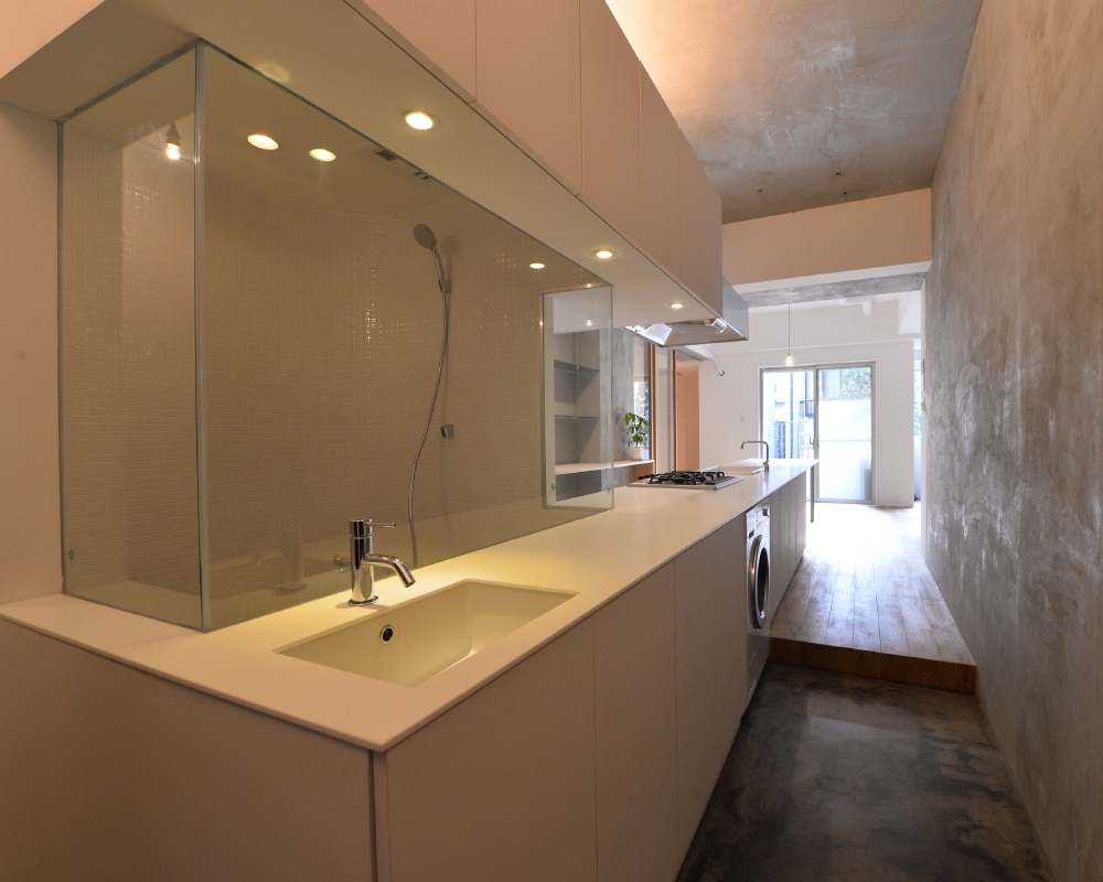 水回りの機能を6ｍものカウンターにまとめた洗面スペース