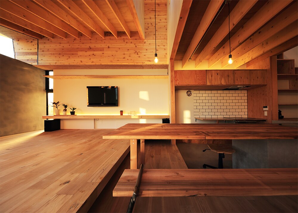 5ｍの流し付きダイニングテーブルを配した広いリビングスペース