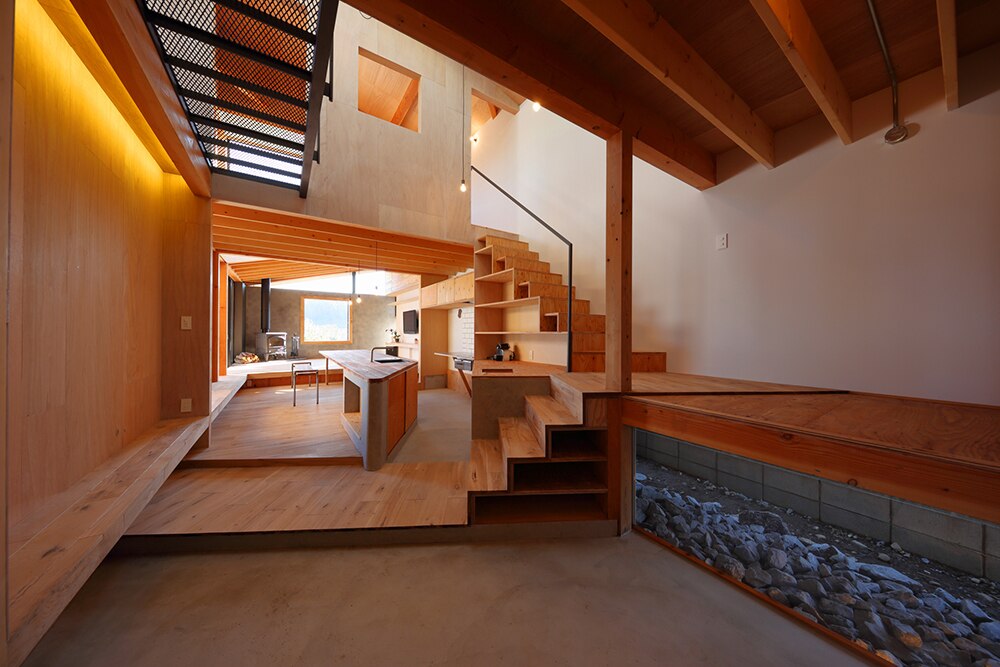 5ｍの流し付きダイニングテーブルを配した広いリビングスペース