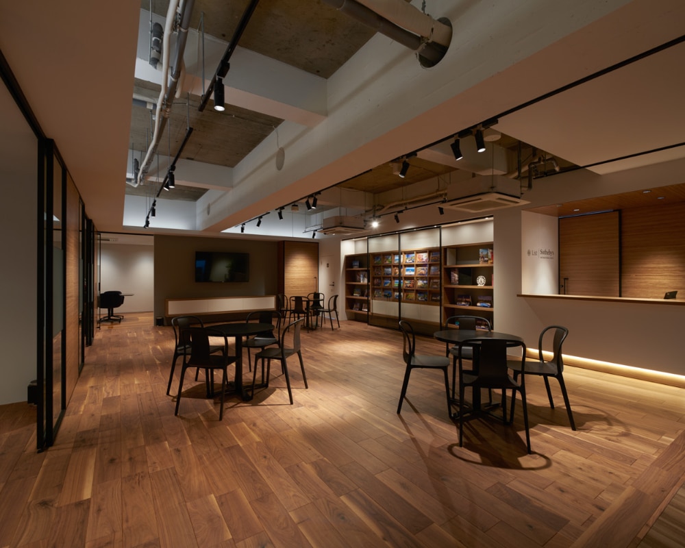 上品でありながらもカジュアルな雰囲気を目指した店舗スペース