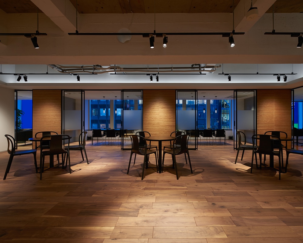 上品でありながらもカジュアルな雰囲気を目指した店舗スペース