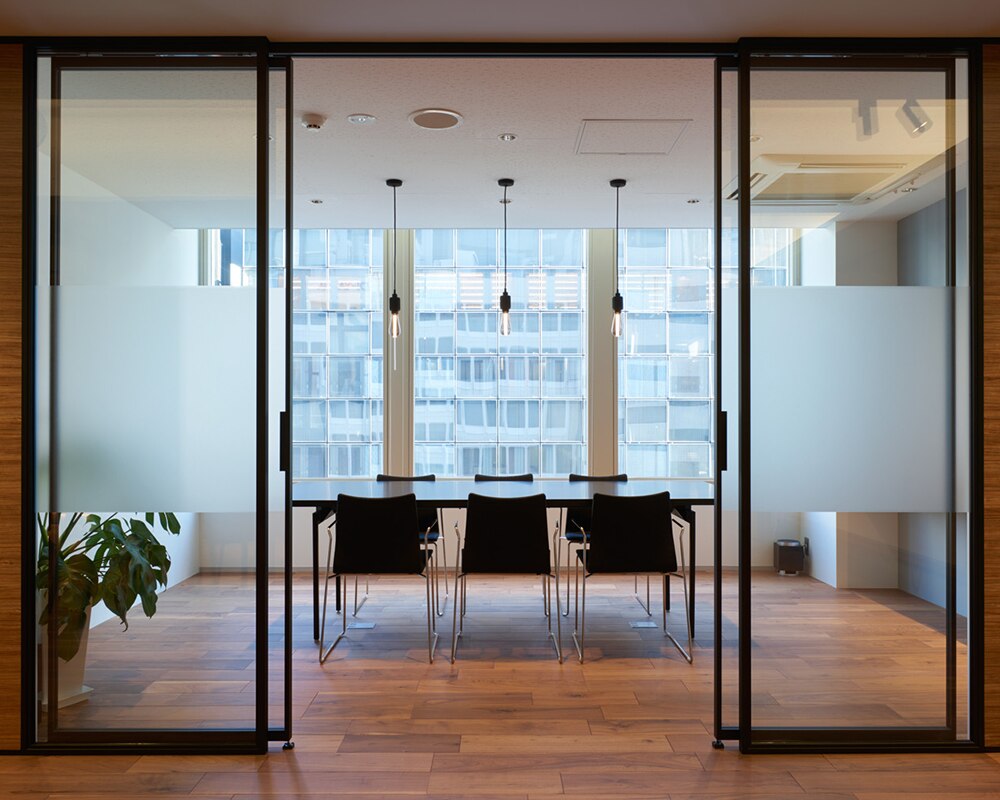 上品でありながらもカジュアルな雰囲気を目指した店舗スペース