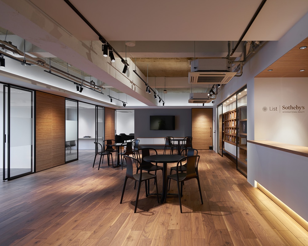 上品でありながらもカジュアルな雰囲気を目指した店舗スペース