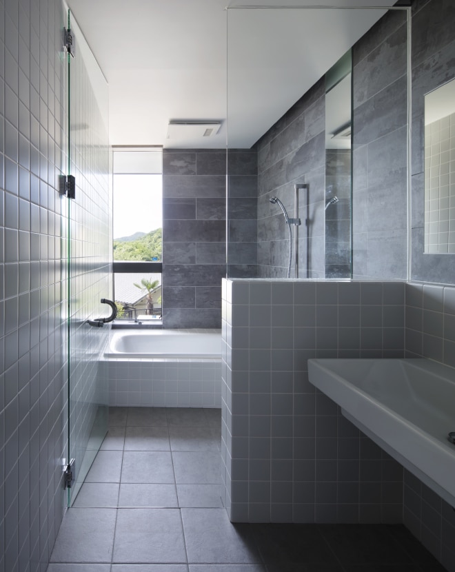 眼下に景色の移ろいを感じる洗面スペース