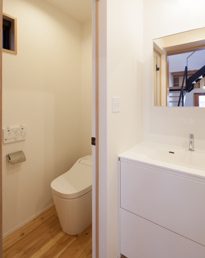 コンパクトにまとめられた洗面・トイレスペース