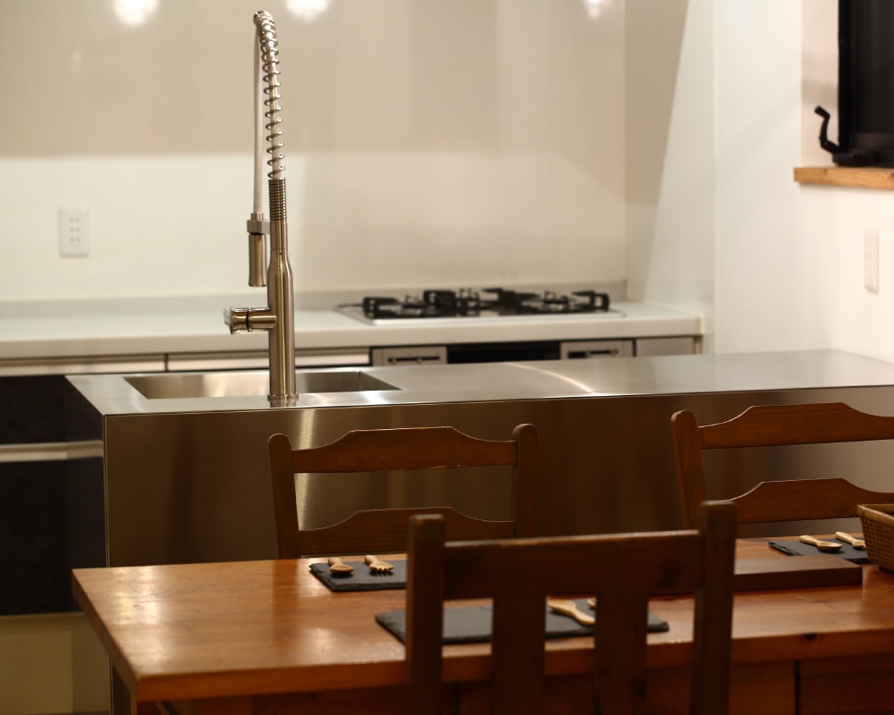 懐かしさを感じさせてくれる自然素材に囲まれたキッチン