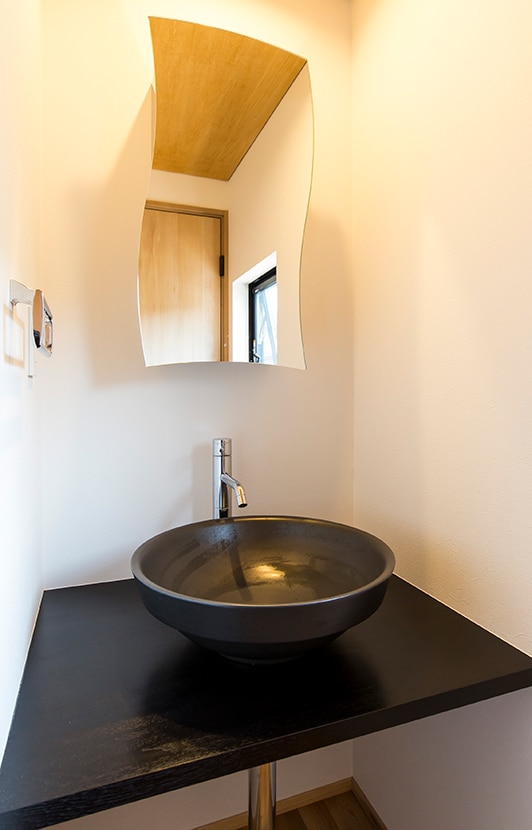 和の趣を取り入れた洗面スペース