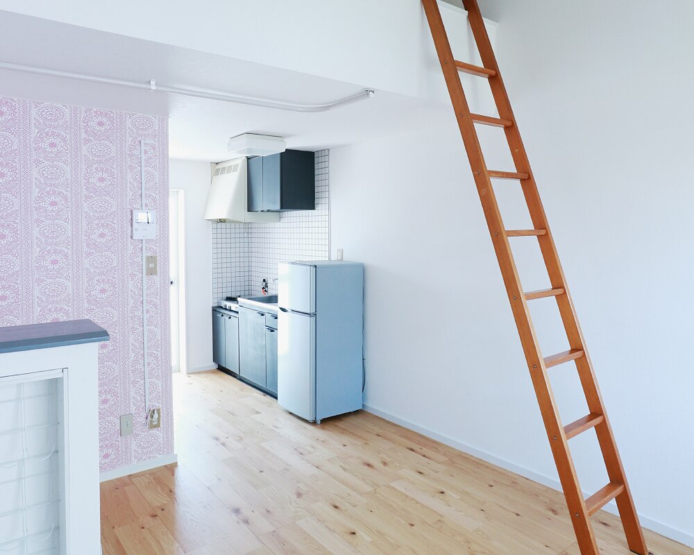 ソーシャルアパートメントの吹き抜けリビング空間