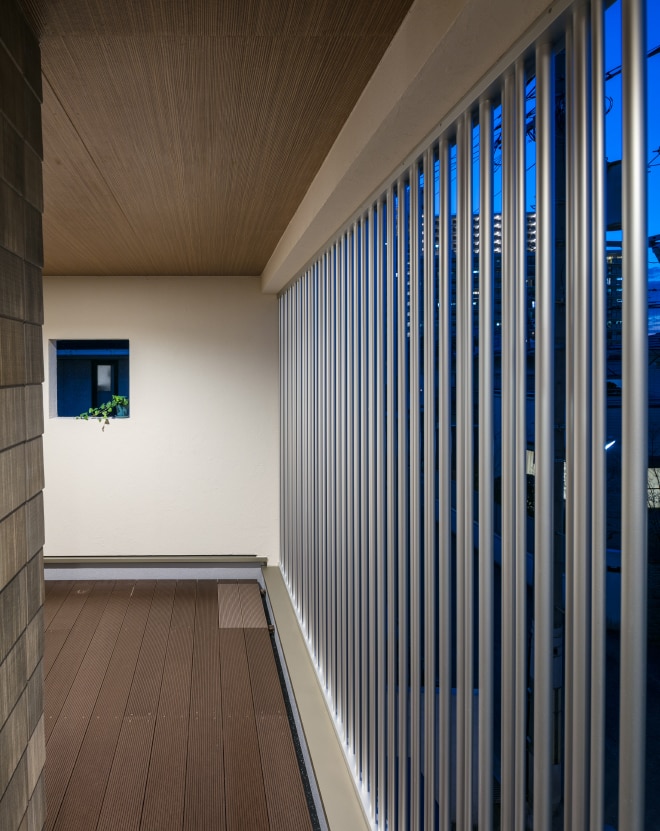 視線を遮りながら風を通すファサード