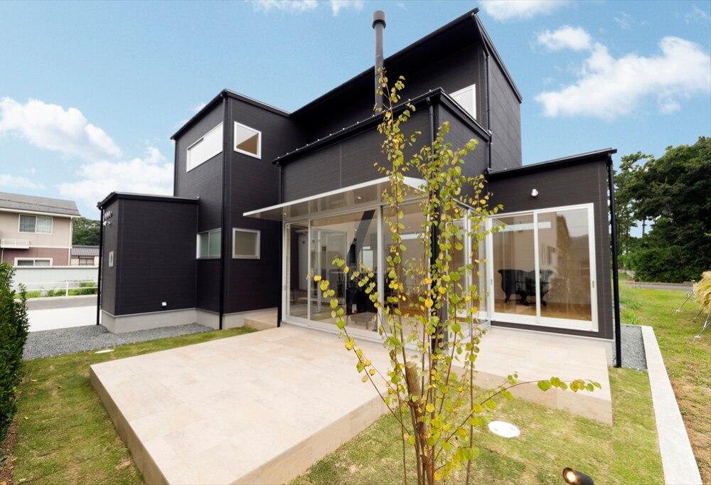 ガラス窓が中とのつながりを感じさせるテラス　