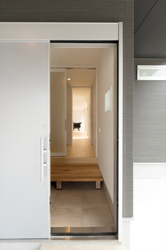 土間まで一直線につながった風通しの良い玄関スペース