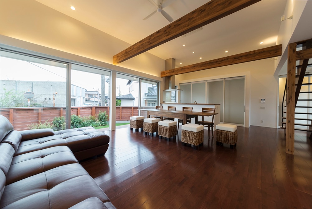 高い天井とアクセントの化粧梁が印象的なリビングスペース