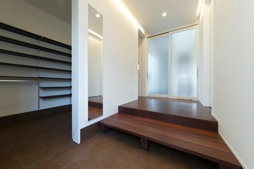 広いシューズクロークを併設した玄関スペース