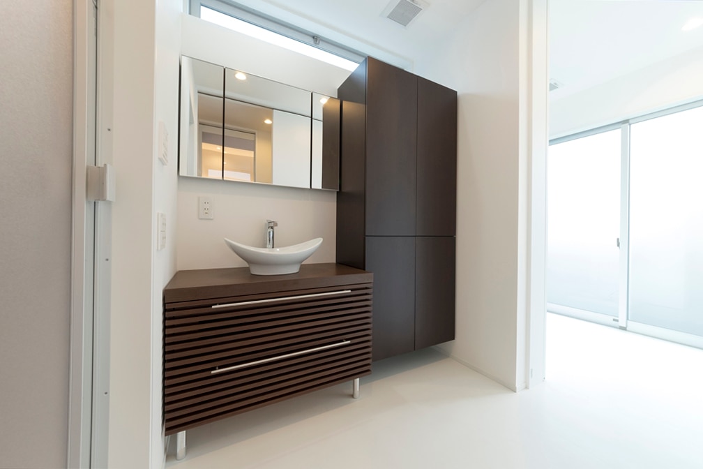 自然光が溢れ開放的な洗面スペース