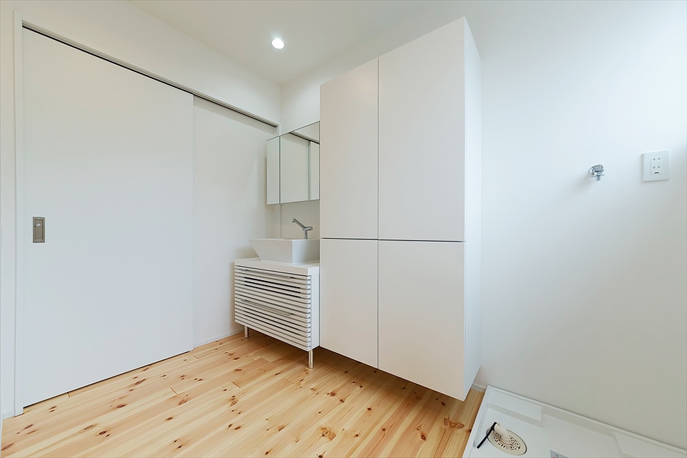白を基調とした明るい洗面スペース