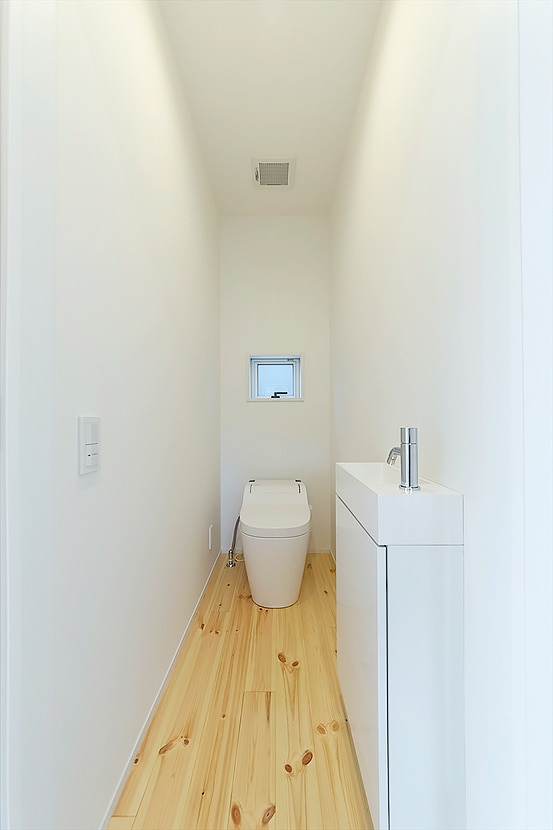 シンプルでミニマルなトイレスペース