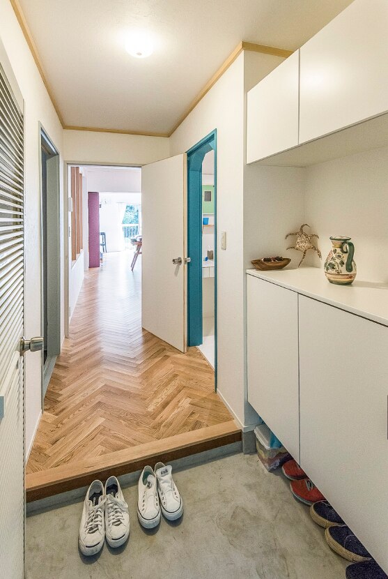 風と光の流れる明るい玄関スペース