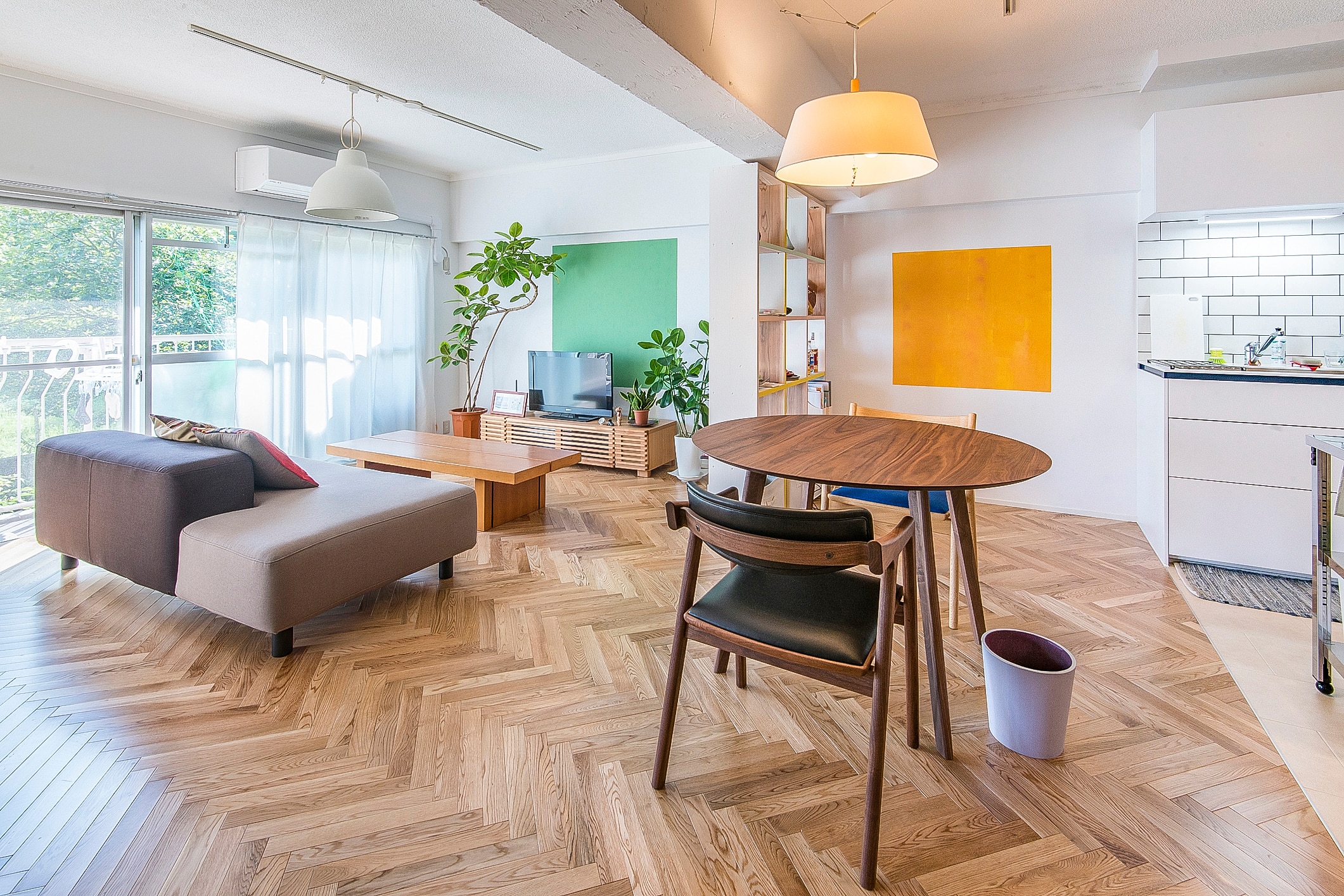 風と光の流れる温かみのあるリビングスペース