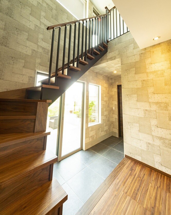 明るい光が降り注ぐ階段エリア