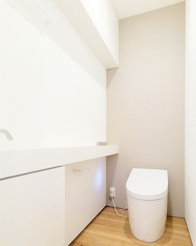 白を基調とした木の温かみのあるトイレスペース