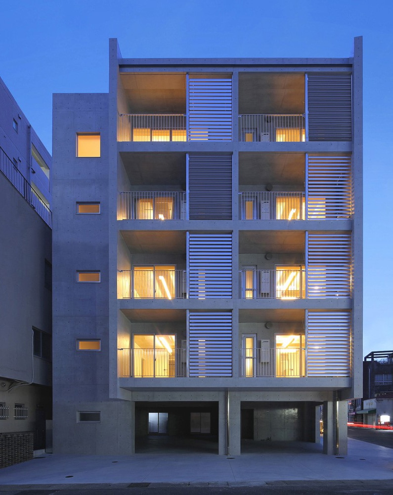 ルーバーが印象的なワンルームマンションの外観