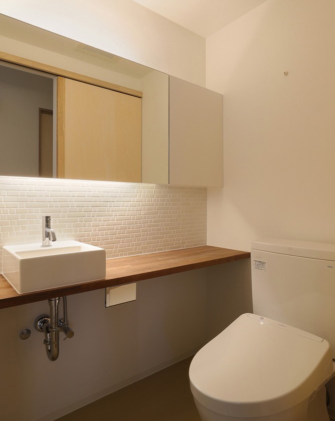 シンプルで落ち着きのあるトイレスペース
