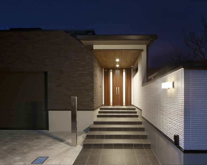 すっきりとしたモダンな玄関アプローチ