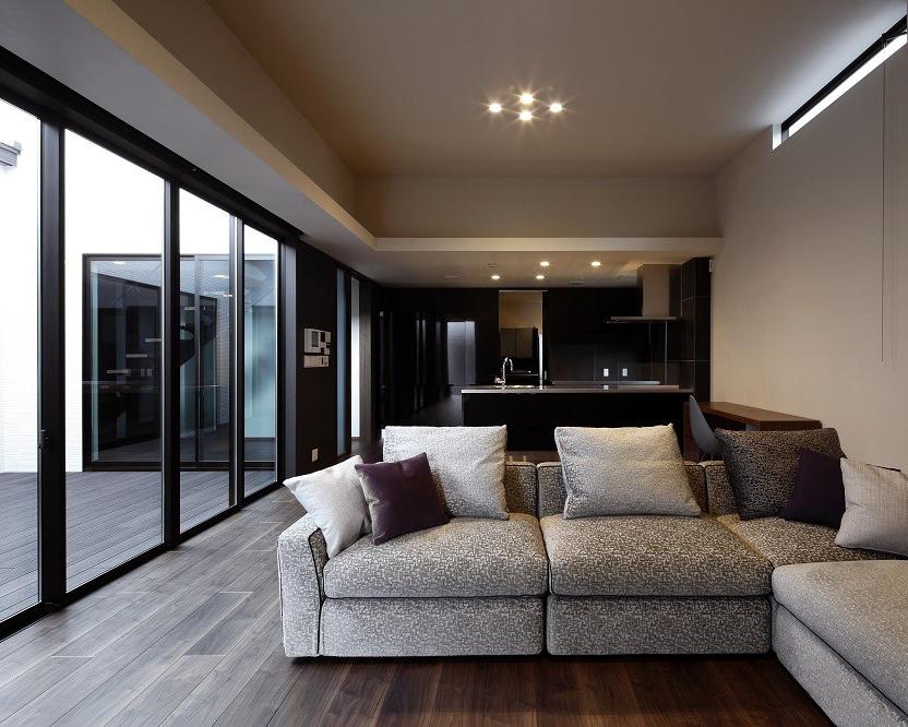 中庭に面した明るくモダンなダイニングエリア