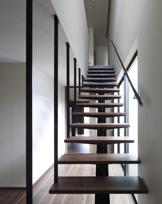 回廊に設けられた明るい階段スペース