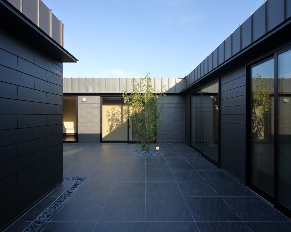 深みのある和モダンなパティオ