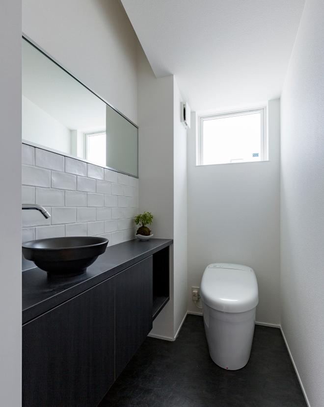 和モダンテイストのシンプルなトイレ