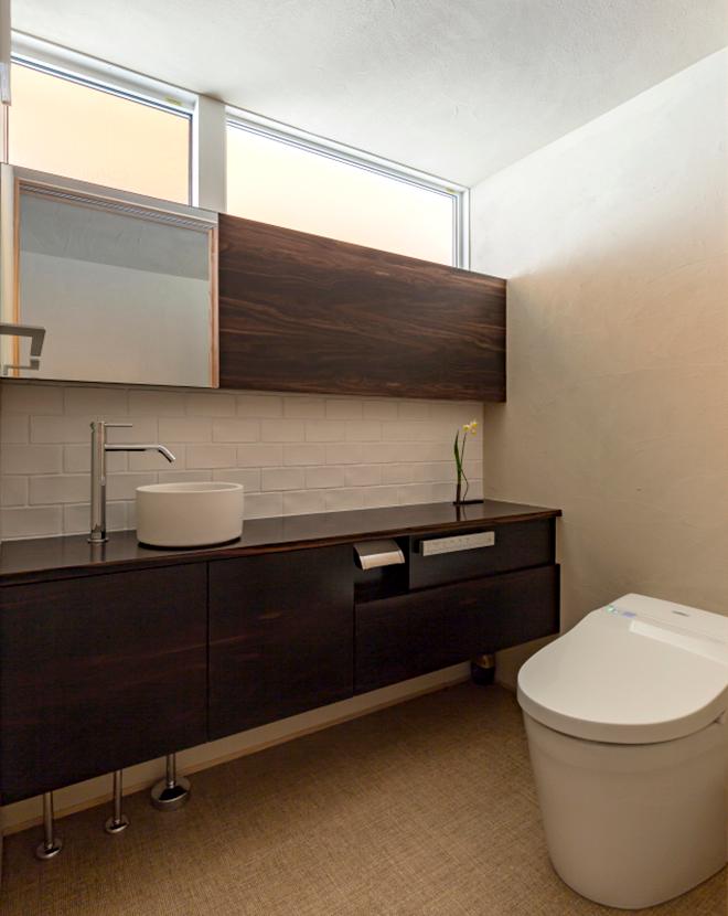 落ち着いたトーンでまとめられたトイレスペース