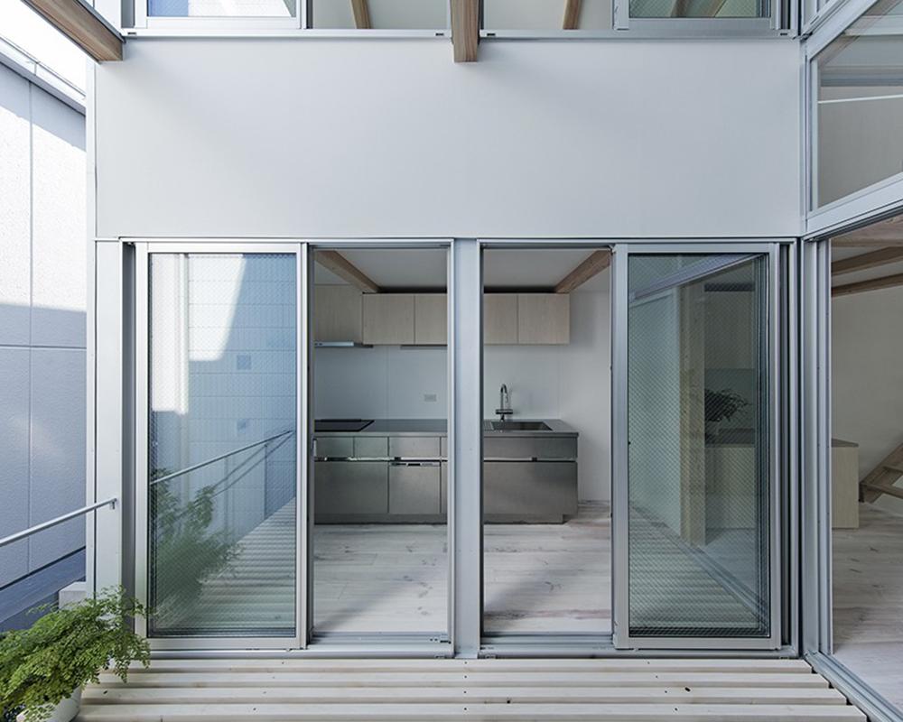 オールステンレスのキッチンが主役の落ち着いた空間