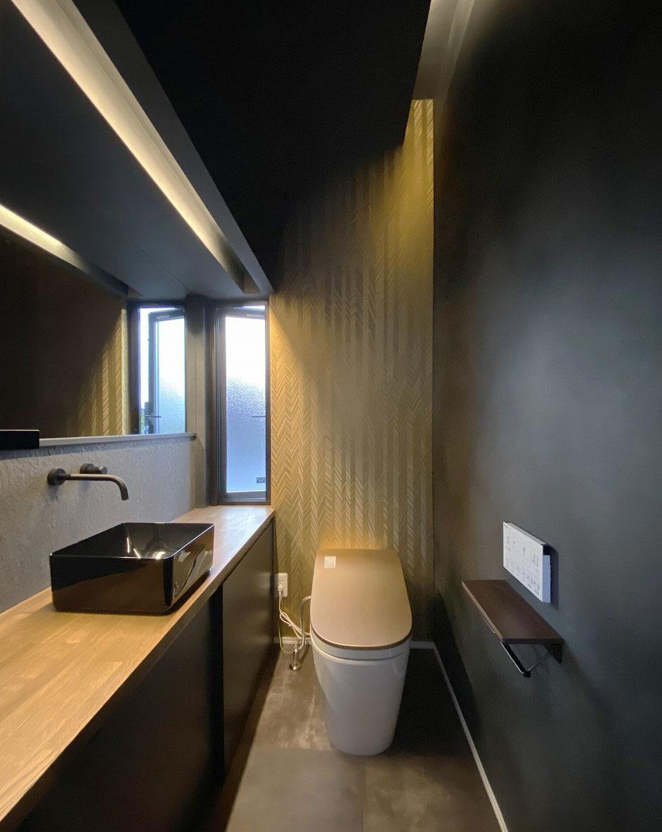 素材使いにセンスを感じられるトイレスペース