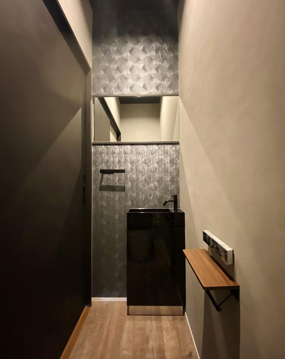 ブラックカラーが際立つモダンなトイレスペース