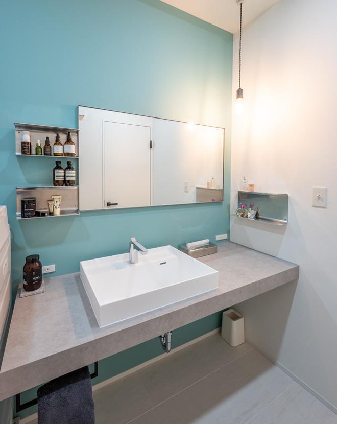 壁のブルーが爽やかな洗面スペース