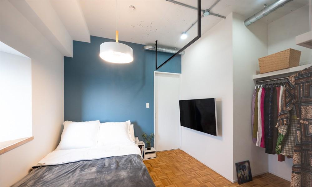 色使いが鮮やかなベッドルーム