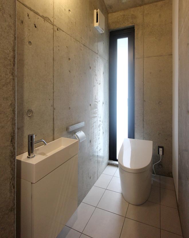 光の射し込むトイレスペース