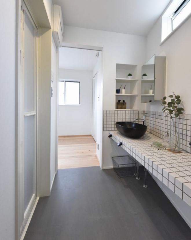 モノトーンのシンプルな洗面スペース