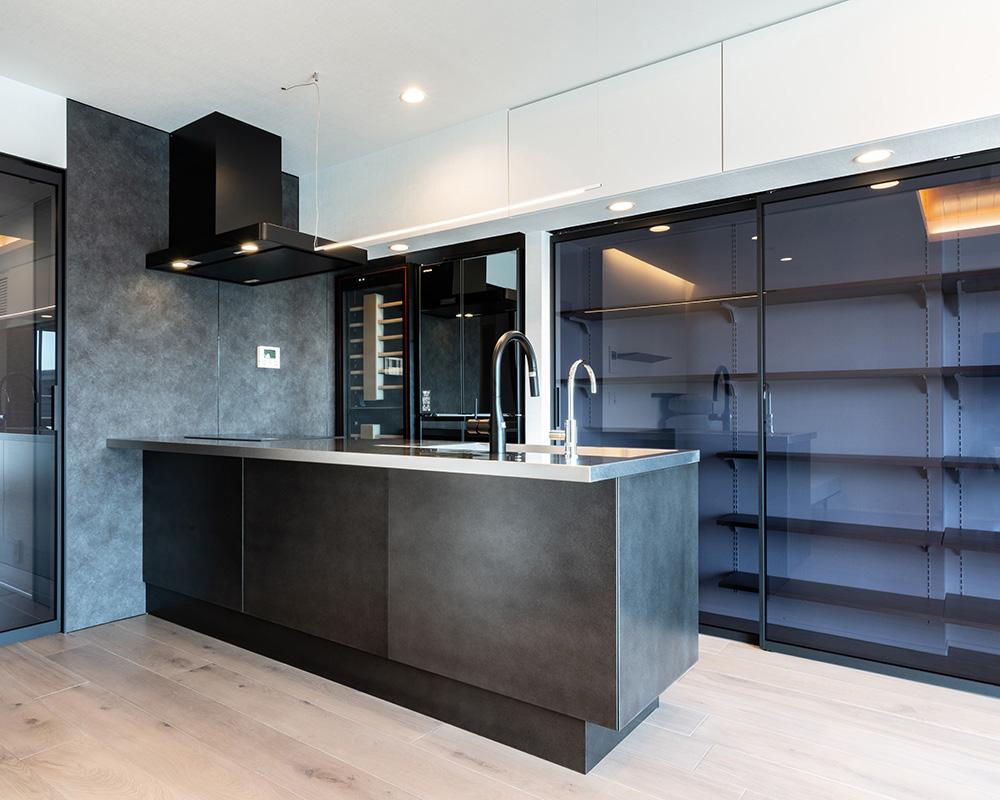 ブラックを効かせたモダンなキッチン空間｜ミラタップ（旧サンワ