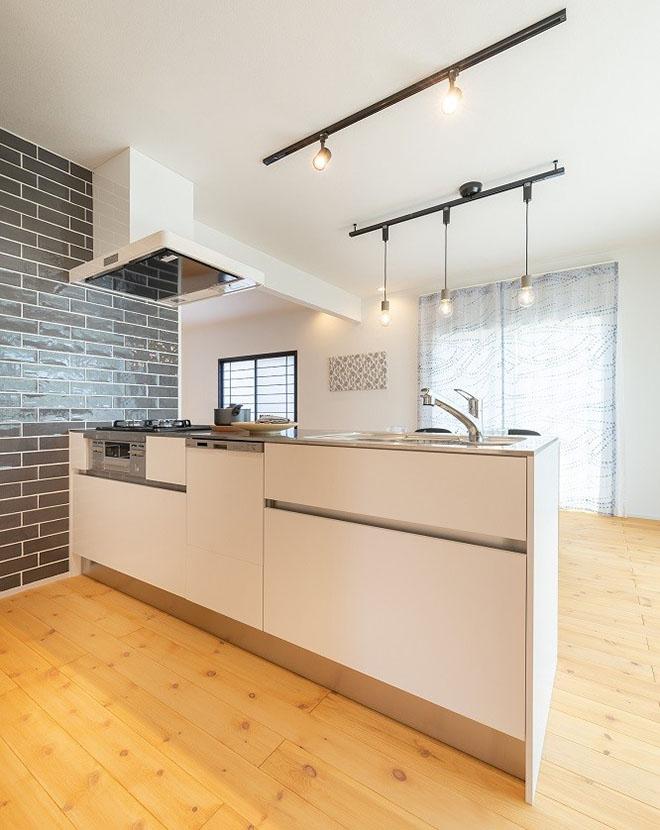 壁タイルが印象的なキッチン・ダイニング